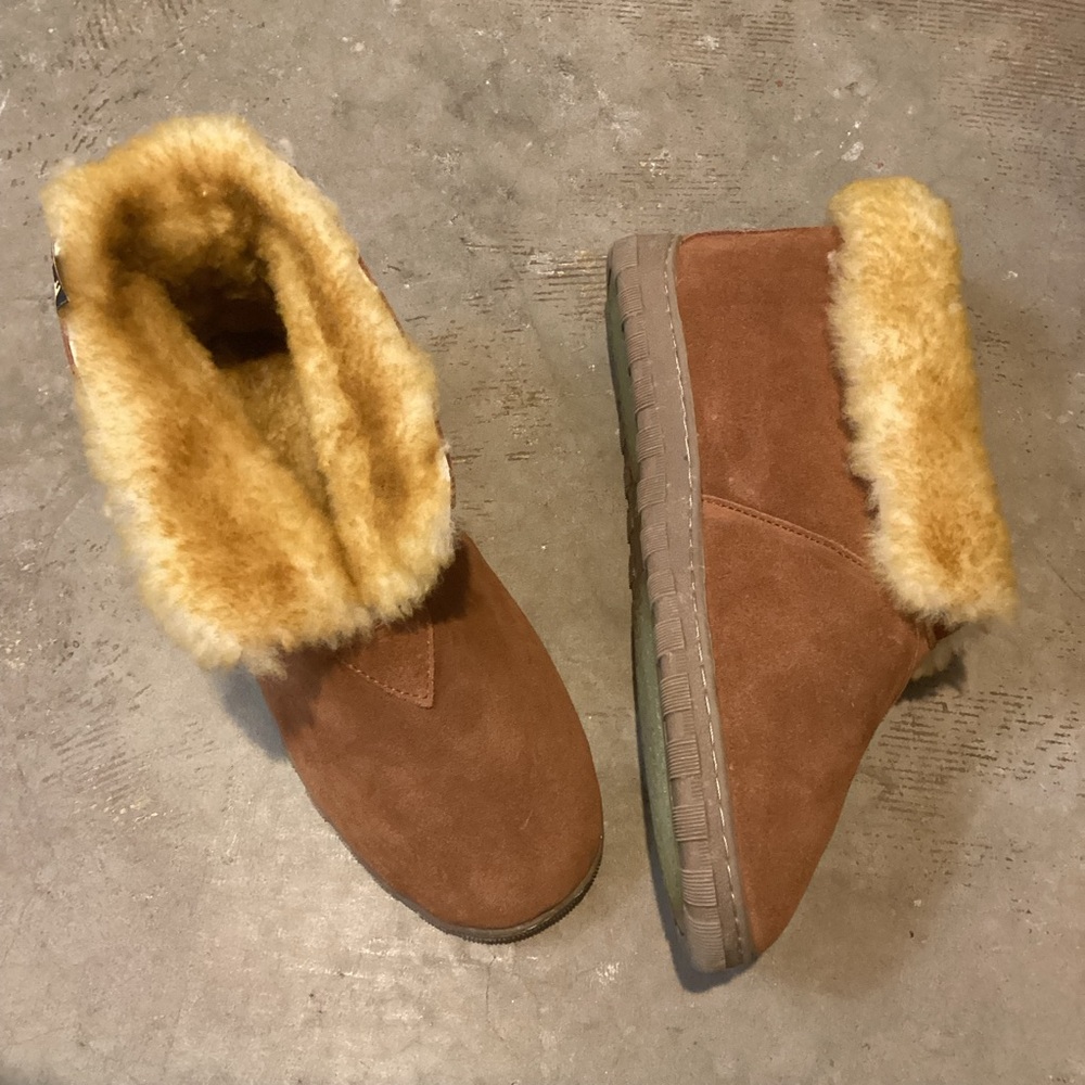 Men’s WILD WOOLIES Sheepskin Lined Suede‎ Scuff Slippers, Size 11
